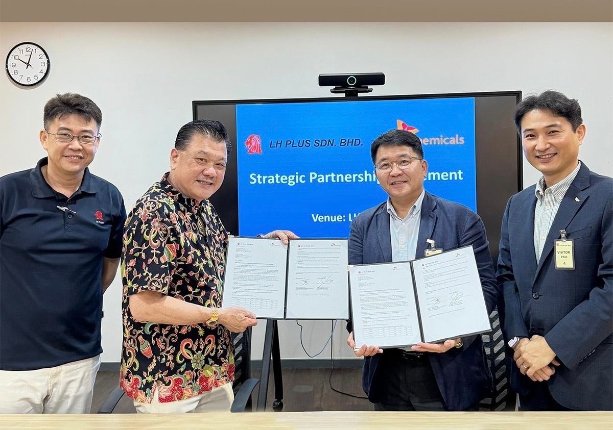 김응수 SK케미칼 그린소재사업본부장(좌측 세 번째)와 캘럼 챈(좌측 두 번째) LH플러스 대표이사(SK케미칼 제공)