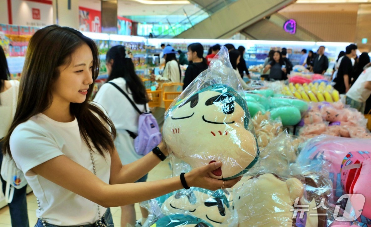 서울 잠실 롯데월드몰 1층 아트리움 광장 '짱구는 여행중' 팝업 행사장에서 고객이 상품을 구경하고 있다.(롯데백화점 제공. 재판매 및 DB 금지)