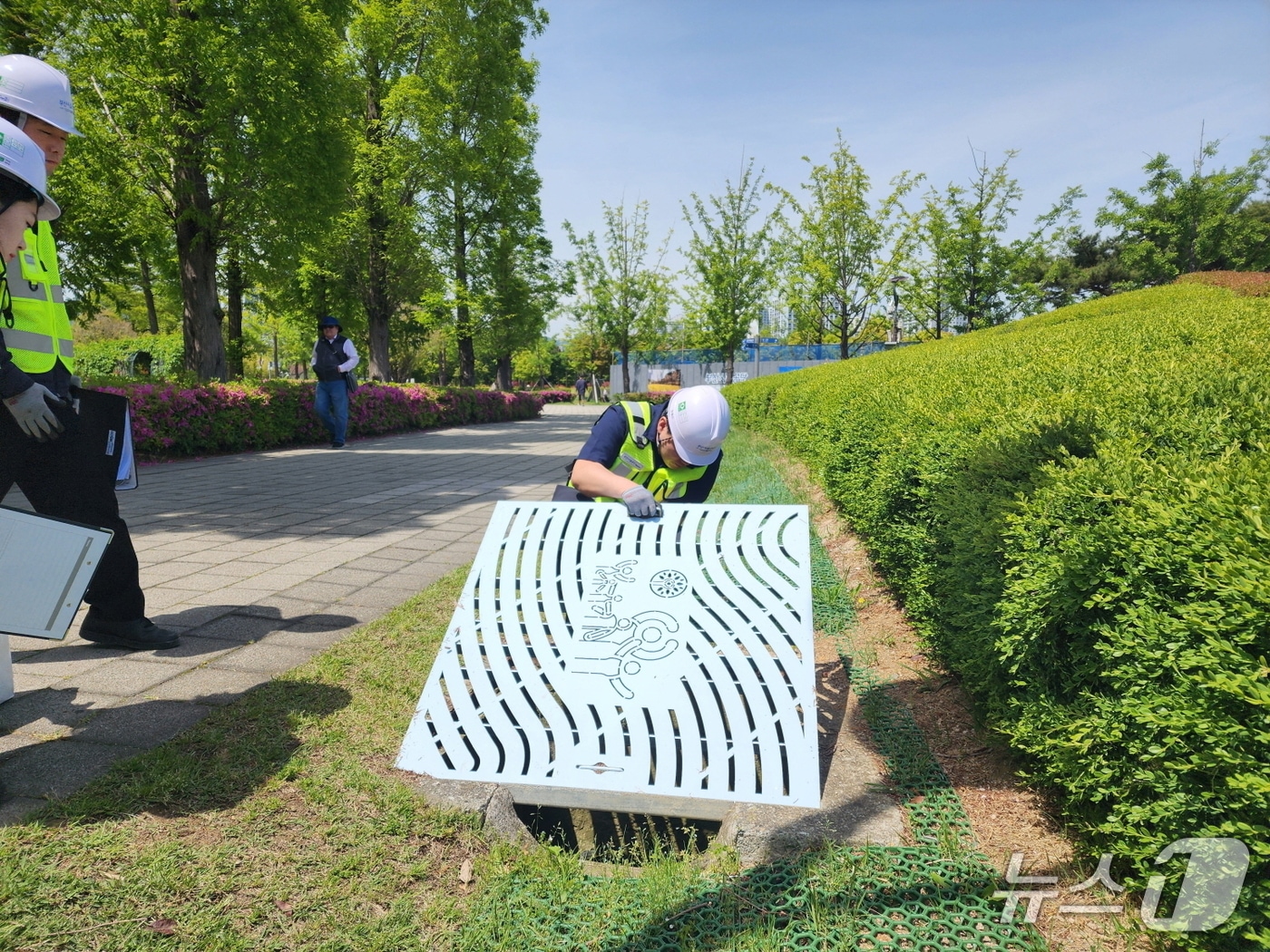 부산시설공단 안전환경팀이 부산시민공원 배수 상태를 확인하고 있다.(공단 제공. 재판매 및 DB 금지)