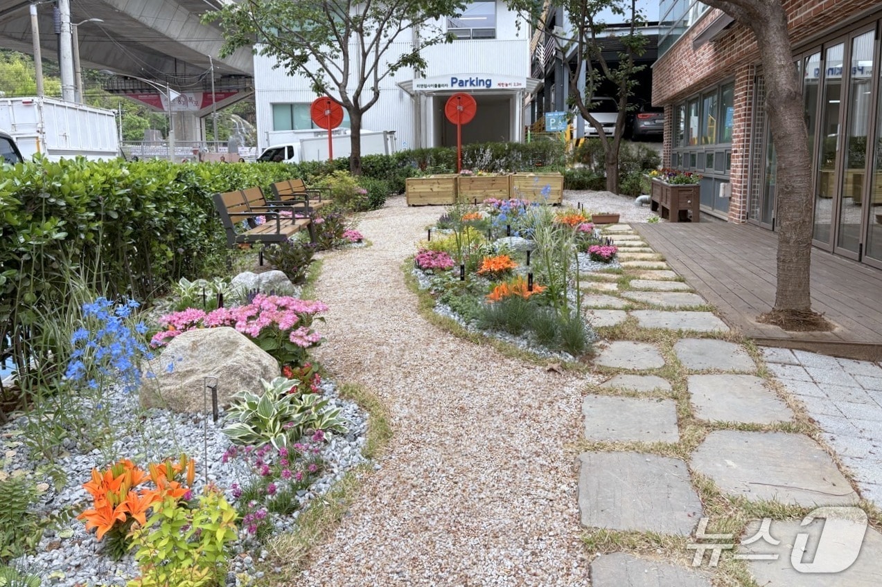 서대문구가 서대문구보건소 별관에 새롭게 조성한 정원 모습.(서대문구청 제공)