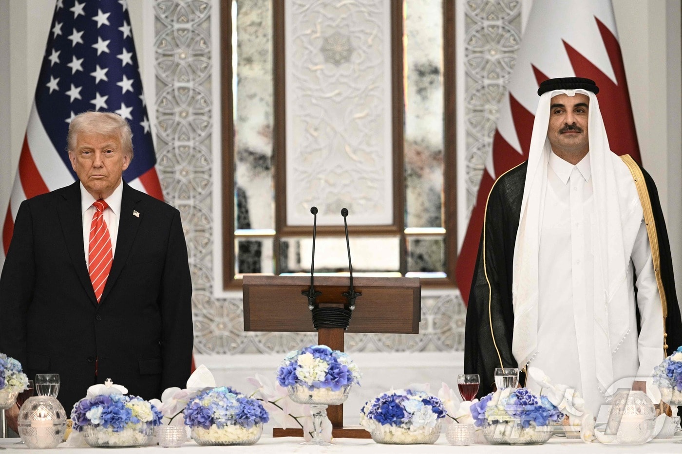 도널드 트럼프 미국 대통령이 14일(현지시간) 도하 루사일 궁전에서 열린 국빈 만찬에 셰이크 타밈 빈 하마드 알사니 카타르 국왕과 참석을 하고 있다. 2025.05.15 ⓒ AFP=뉴스1 ⓒ News1 우동명 기자
