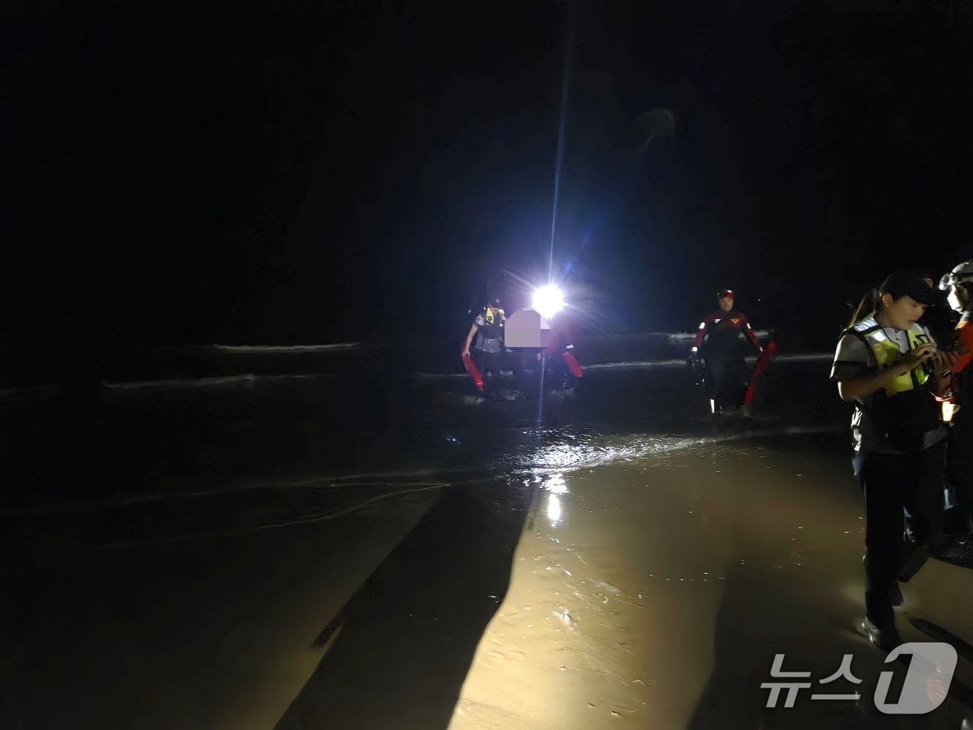  부안해양경찰서(서장 박생덕)는 14일 오후 9시 24분경, 부안군 격포해수욕장 인근 채석강 앞 바다에서 40대 여성을 구조했다. (부안해경 제공, 재판매 및 DB금지) 