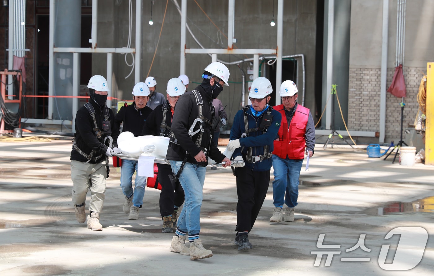 인천국제공항공사는 지난 13일 인천공항 화물기개조시설 건설현장에서 화재사고 합동대응훈련을 실시했다고 15일 밝혔다. 훈련 참석자들이 현장에서 인명을 구조하고 있다. (인천국제공항공사 제공. 재판매 및 DB 금지) 2025.5.15/뉴스1