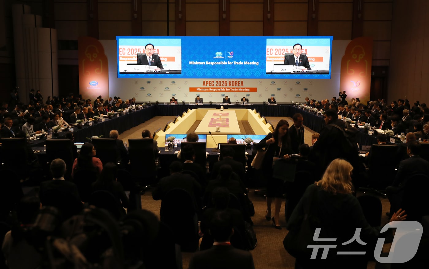 정인교 산업통상자원부 통상교섭본부장이 15일 제주 서귀포시 제주국제컨벤션센터에서 열린 &#39;2025 APEC 통상장관회의&#39; 개회식에서 개회사를 하고 있다. 2025.5.15/뉴스1 ⓒ News1 오현지 기자
