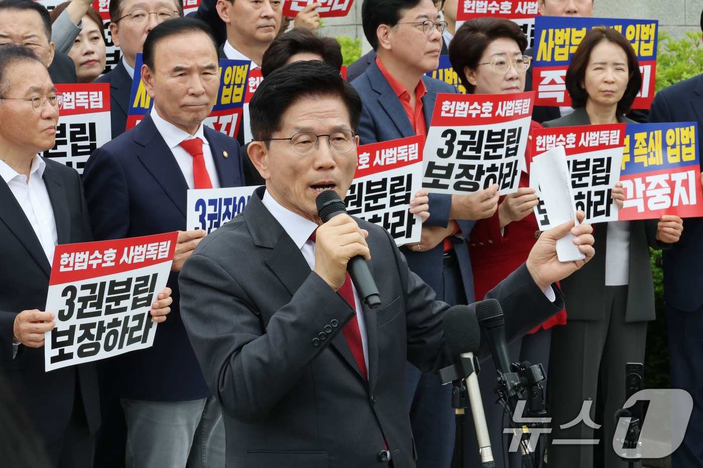 김문수 국민의힘 대통령 후보가 15일 오후 서울 서초동 대법원 앞에서 열린 사법부수호 및 더불어민주당 규탄대회에서 발언하고 있다. ⓒ News1 이광호 기자