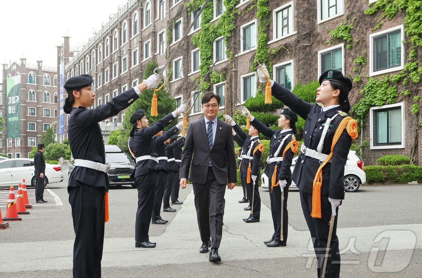광주대 학생군사교육단이 15일 스승의 날을 맞아 예도식을 진행한 가운데 김동진 총장이 행진하고 있다.(광주대 제공. 재배포 및 DB 금지) 2025.5.15/뉴스1