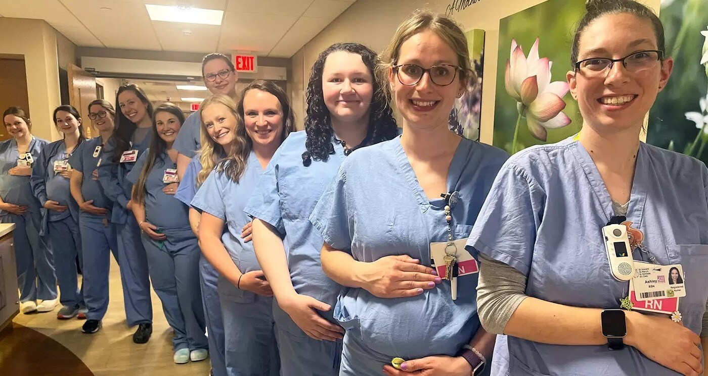 미국 위스콘신주 그린베이에 있는 HSHS 성 빈세트 병원의 임산부 간호사 14명 중 11명이 함께 배를 어루만지며 미소 짓고 있다. (HSHS 세인트 빈센트 병원 여성 및 유아 센터 제공)