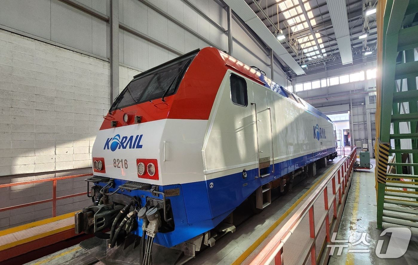 친환경 필름을 시공한 전기기관차 (코레일 제공.재판매 및 DB금지)/뉴스1