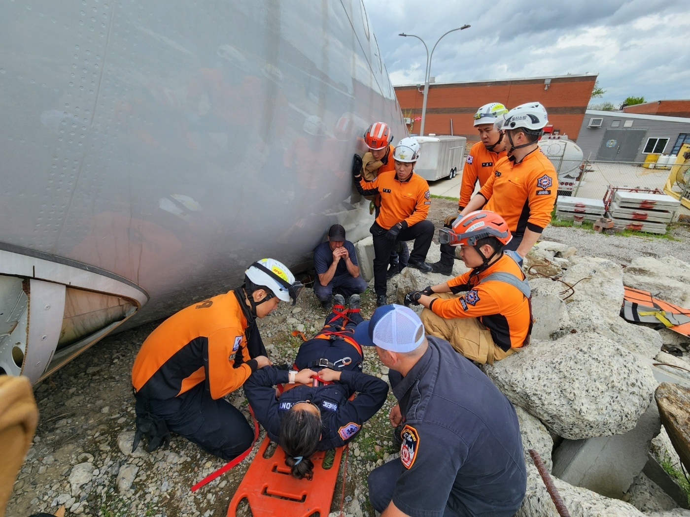 국외연수에 참가한 한국과 미국 구급대원들이 실제 상황을 가정한 훈련장에서 응급처치 등 훈련에 임하고 있다(소방청 제공)