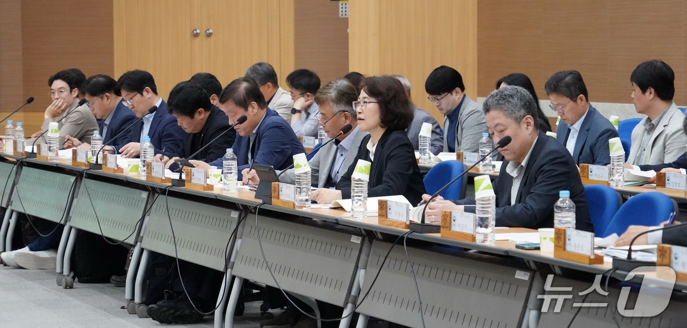 이미라 산림청 차장(앞줄 오른쪽 두번째)이 15일 정부대전청사에서 ‘영남지역 산불피해 복원·복구 추진단’ 회의를 하고 있다. (산림청 제공.재판매 및 DB금지)/뉴스1 