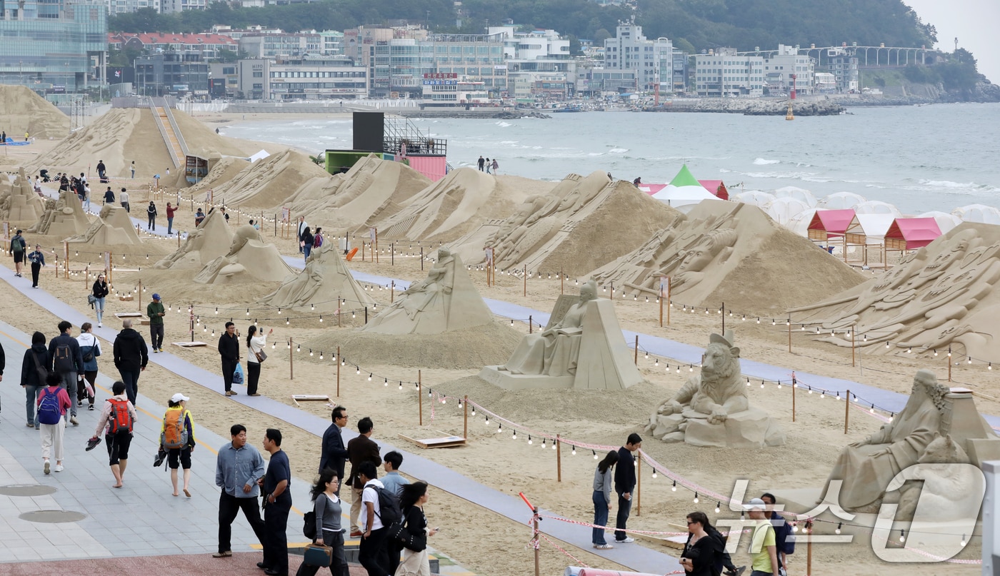 15일 오후 부산 해운대해수욕장을 찾은 시민, 관광객들이 다양한 모래조각 작품을 구경하고 있다.2025.5.15/뉴스1 ⓒ News1 윤일지 기자
