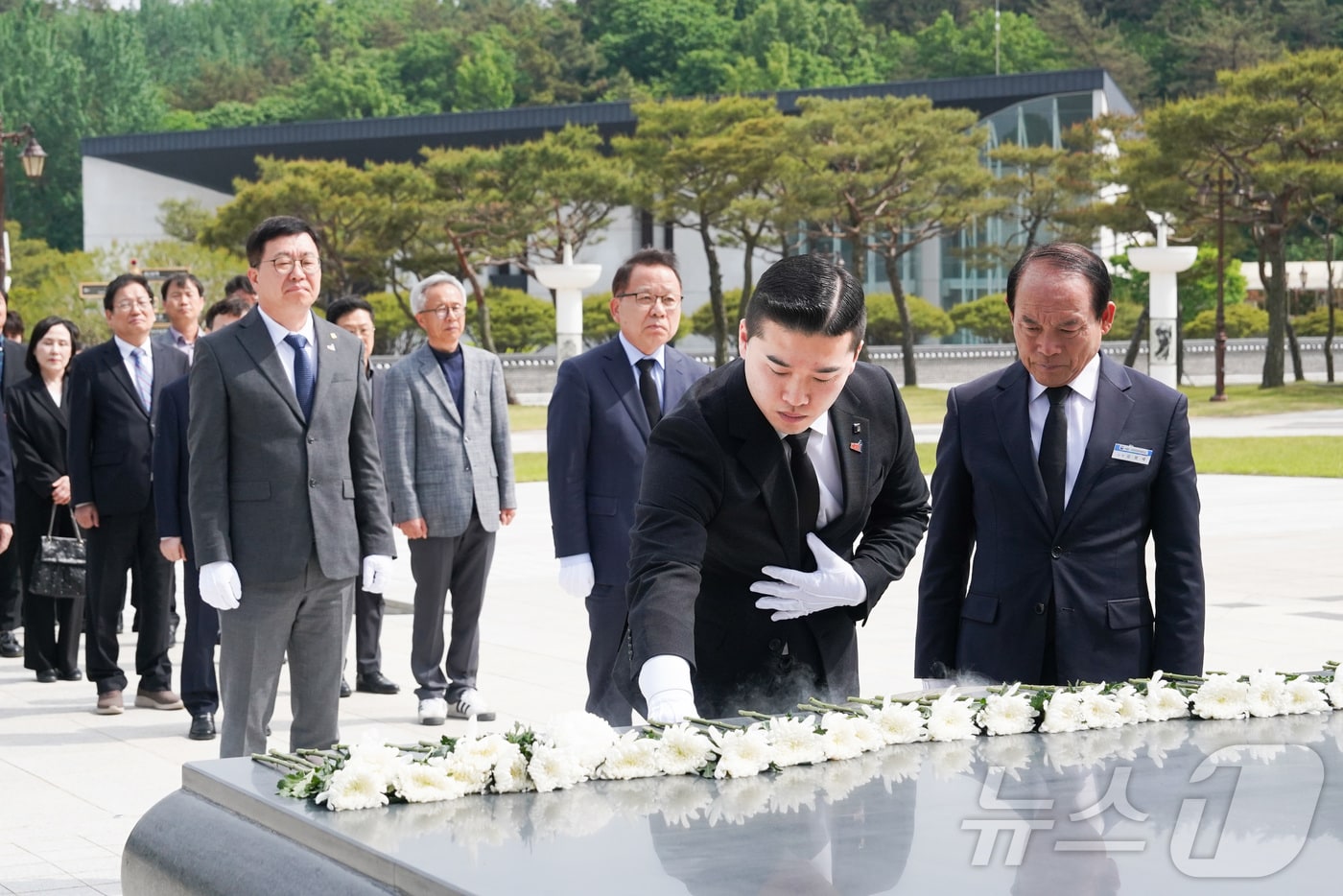 김이수 학교법인 조선대 이사장과 김춘성 조선대 총장, 임채효 총학생회장 등이 14일 광주 북구 국립 5·18민주묘지를 참배하고 있다.&#40;조선대 제공. 재배포 및 DB 금지&#41;