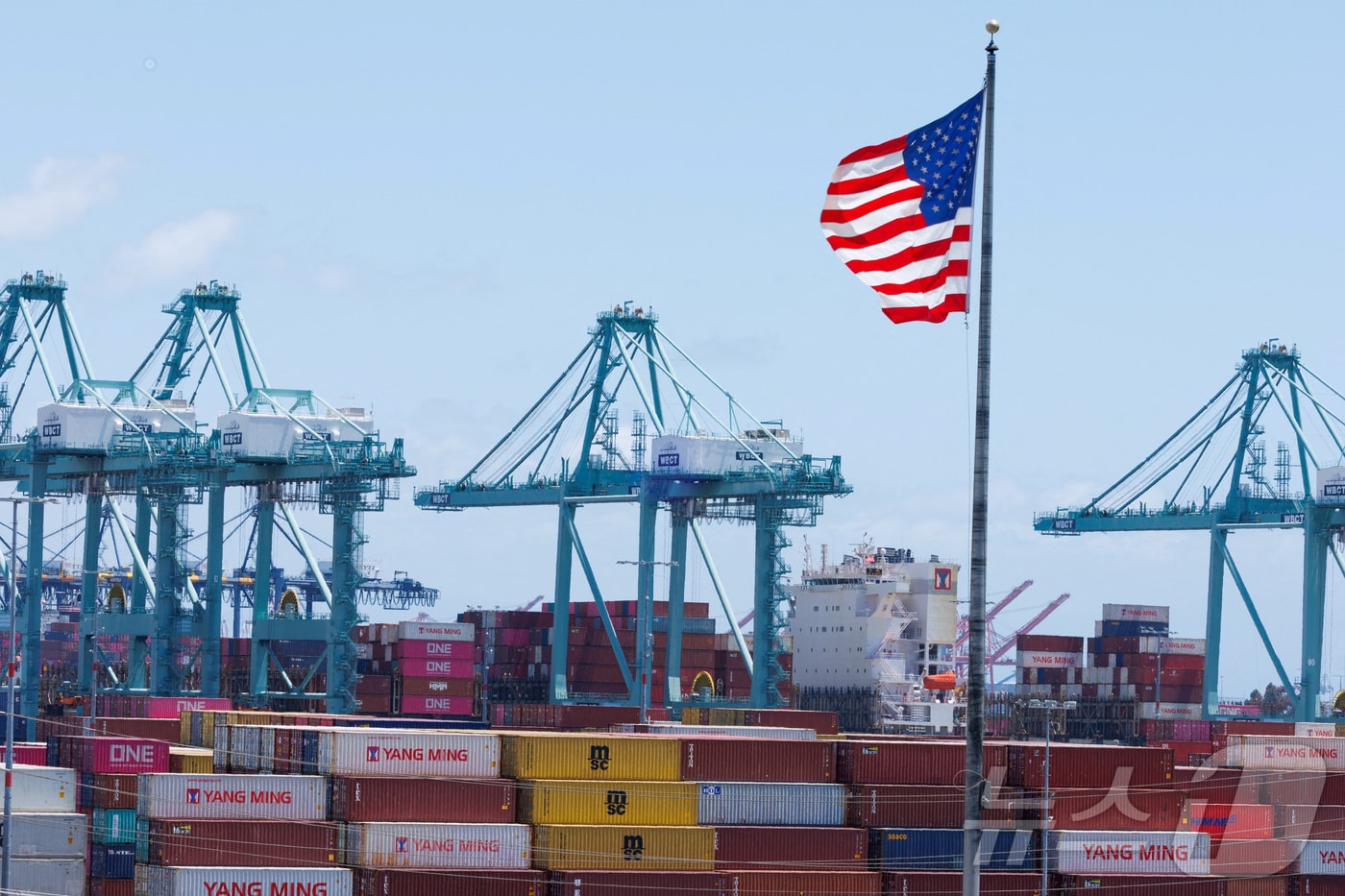 미국 캘리포니아주 로스앤젤레스항에 선적된 컨테이너 위로 미국 성조기가 나부끼고 있다. <자료 사진> 2025.05.13. ⓒ 로이터=뉴스1 ⓒ News1 권영미 기자
