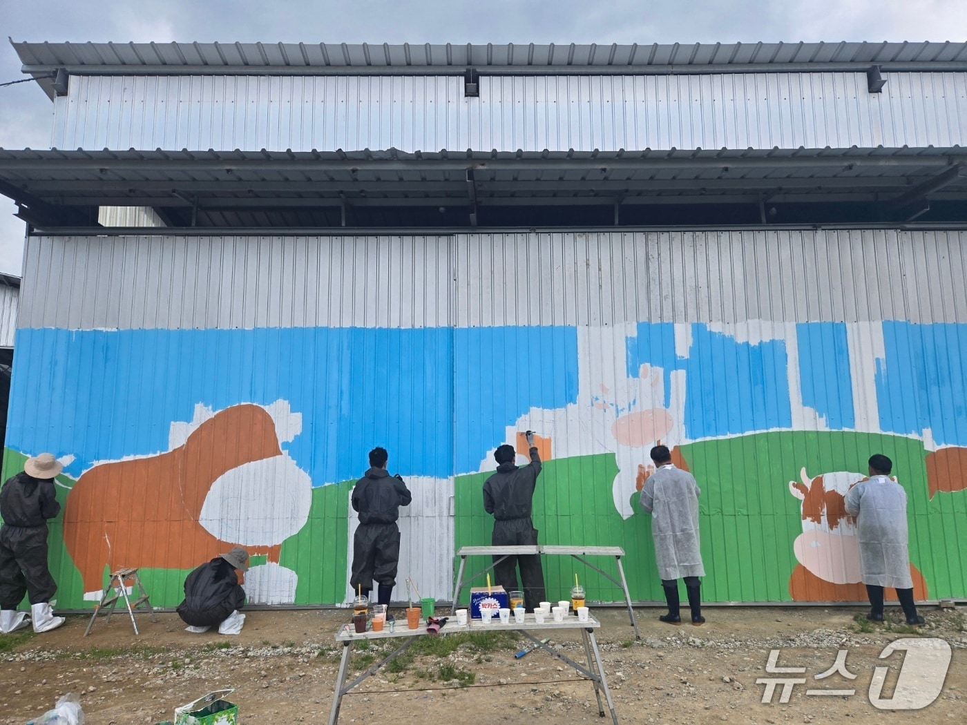 ‘예쁜 농장, 벽화 그리기’ 행사.&#40;농협 강원본부 제공. 재판매 및 DB금지&#41;/뉴스1