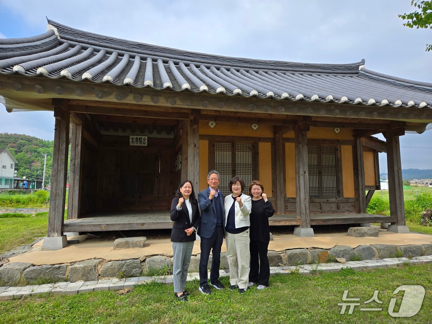 이경원 강원조달청장은 15일 홍천에 위치한 ㈜한옥과문화 찾아 공공 조달 시장 진입을 위한 맞춤형 지원에 대해 안내했다.&#40;강원조달청 제공. 재판매 및 DB금지&#41;/뉴스1