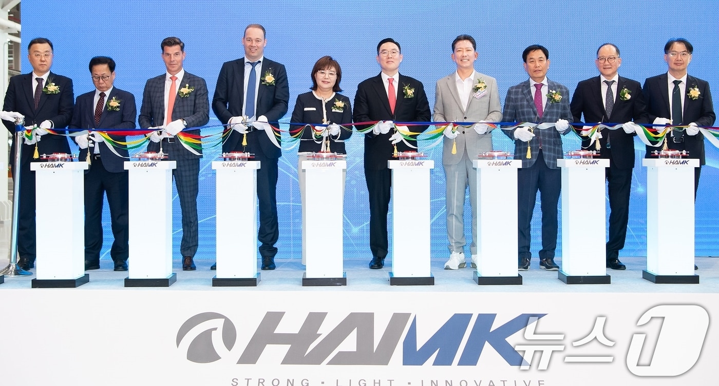 15일 열린 하이엠케이 구미공장 준공식에서 김장호 구미시장(오른쪽 네번째)이 LS전선 구본규 대표이사, 하이엠케이 조정우 대표이사 등 내빈들과 테이프 컷팅을 하고 있다. (구미시 제공. 재판매 및 DB금지) 2025.5.15/뉴스1 ⓒ News1 정우용 기자