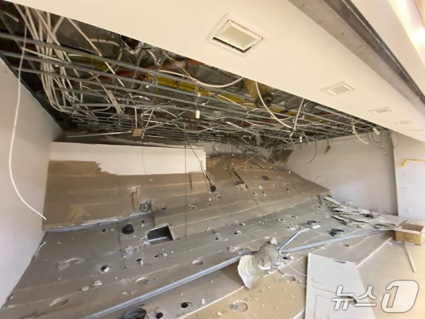 15일 오후 2시32분께 대전 중구 은행동 지하상가의 한 점포 천장이 무너졌다.(대전소방본부 제공) /뉴스1