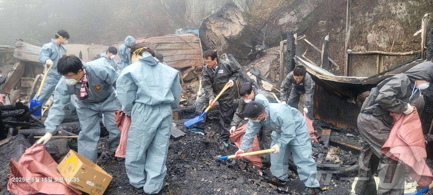 롯데케미칼 여수공장 샤롯데 봉사단은 15일 영취산 도솔암 화재 현장을 찾아 자원봉사활동을 하고 있다.(롯데케미칼 제공. 재판매 및 DB 금지)