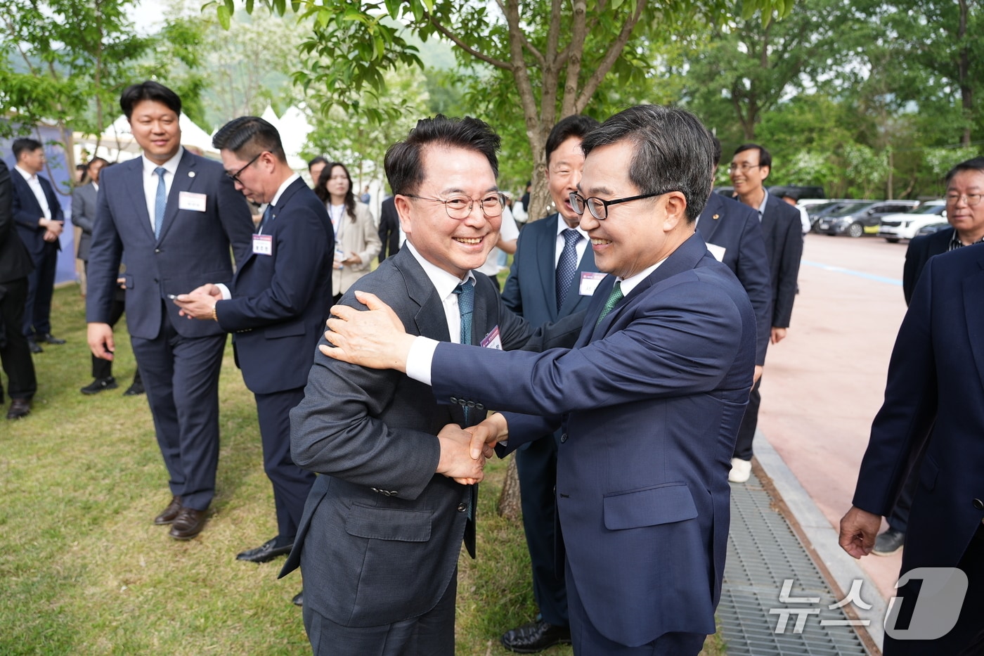 육동한 춘천시장이 15일 경기 가평군 자라섬 중도에서 열리는 제71회 경기도체육대회 개회식에 김동연 경기도지사와 만나 악수를 하고 있다.(춘천시 제공, 재판매 및 DB금지)