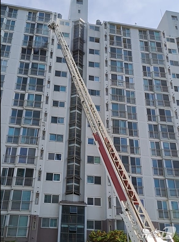 강원 강릉 교동 아파트 화재현장.(강릉소방서 제공, 재판매 및 DB 금지) 2025.5.15/뉴스1