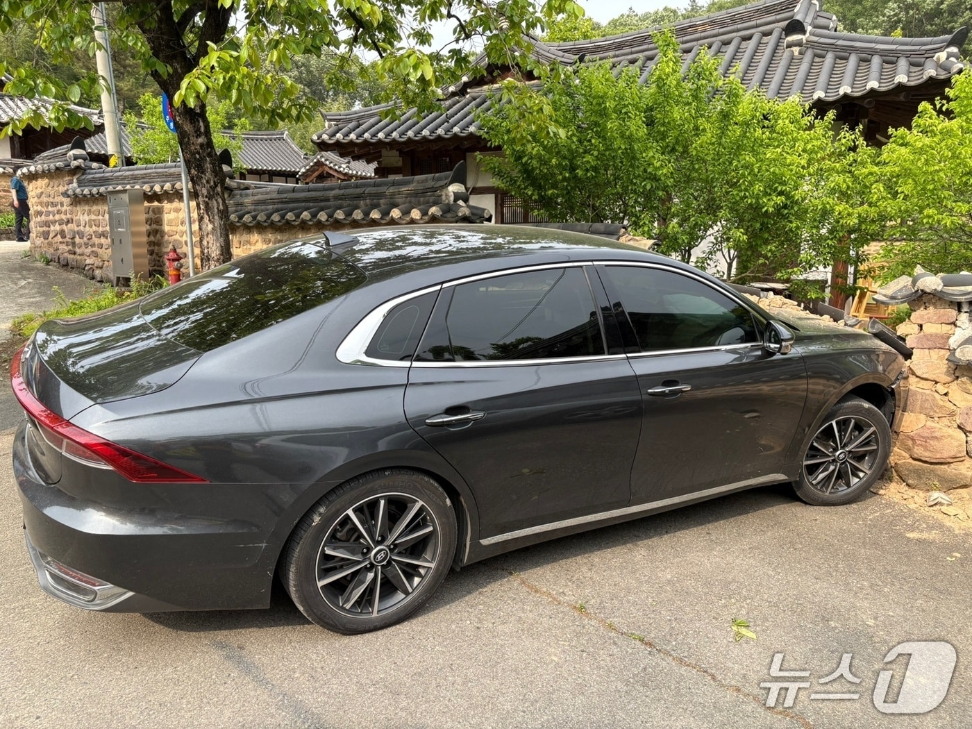 15일 오후 4시쯤 대구 달성군 하빈면에 있는 문화재 육신사 인근에서 승용차 1대가 돌담을 들이받았다.(대구소방안전본부 제공.재판매 및 DB 금지)