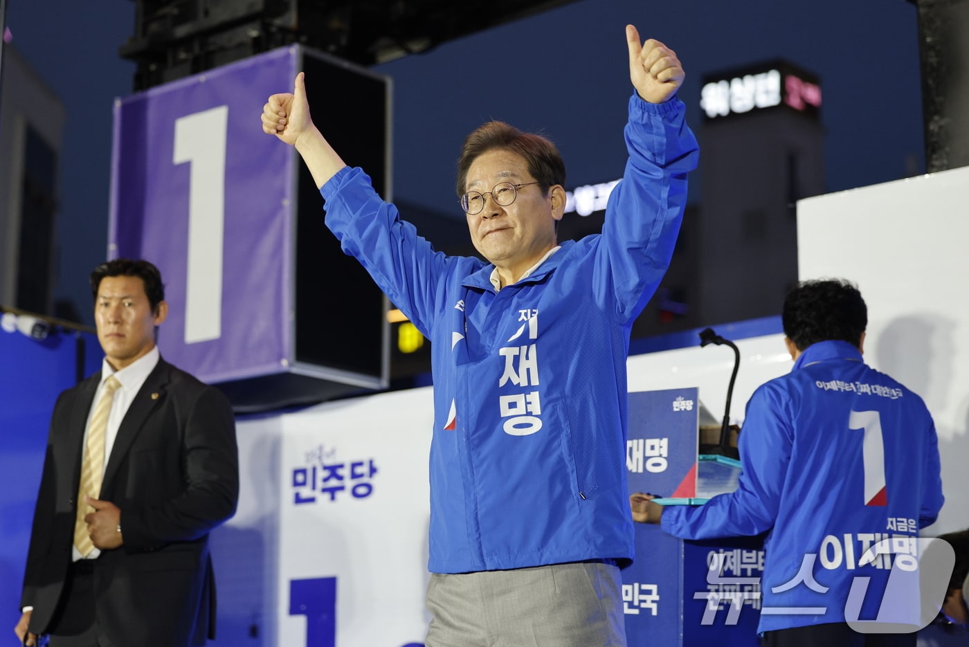 이재명 더불어민주당 대통령 후보가 '이순신 호국 벨트' 유세차 15일 오후 전남 목포시 평화광장에서 유세를 마친 후 시민들을 향해 엄지 손가락을 치켜세우고 있다. 2025.5.15/뉴스1 ⓒ News1 안은나 기자