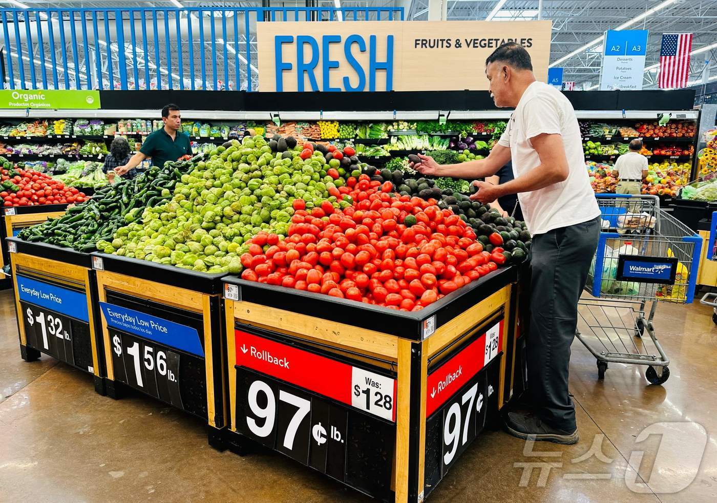 캘리포니아 로즈미드의 한 월마트에서 사람들이 농산물을 쇼핑하고 있는 모습. 2025.04.12 ⓒ AFP=뉴스1 ⓒ News1 류정민 특파원