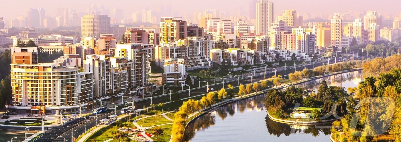 (평양 노동신문=뉴스1) = 북한 노동당 기관지 노동신문은 16일 평양 보통강기슭에 건설된 경루동의 착공 당시와 현재를 비교하며 "당중앙의 인민대중제일주의 이념과 주체건축의 발전전략이 응축된 새시대의 자랑찬 창조물＂이라고 보도했다. [국내에서만 사용가능. 재배포 금지. DB 금지. For Use Only in the Republic of Korea. Redistribution Prohibited] rodongphoto@news1.kr