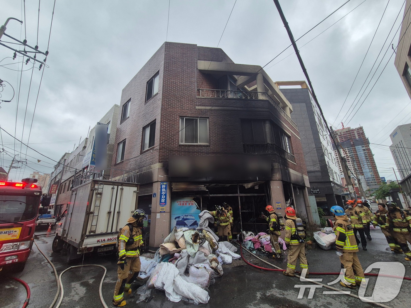 16일 오전 7시 25분쯤 광주 북구 북동의 한 이불가게에서 불이 나 소방당국이 진화하고 정리하고 있다.(광주 북부소방 제공. 재판매 및 DB 금지) 