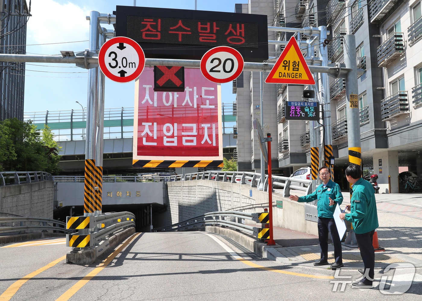 유성훈 금천구청장이 침수에 대비해 지하차도 집중 안전점검에 참여하고 있다.(금천구 제공)
