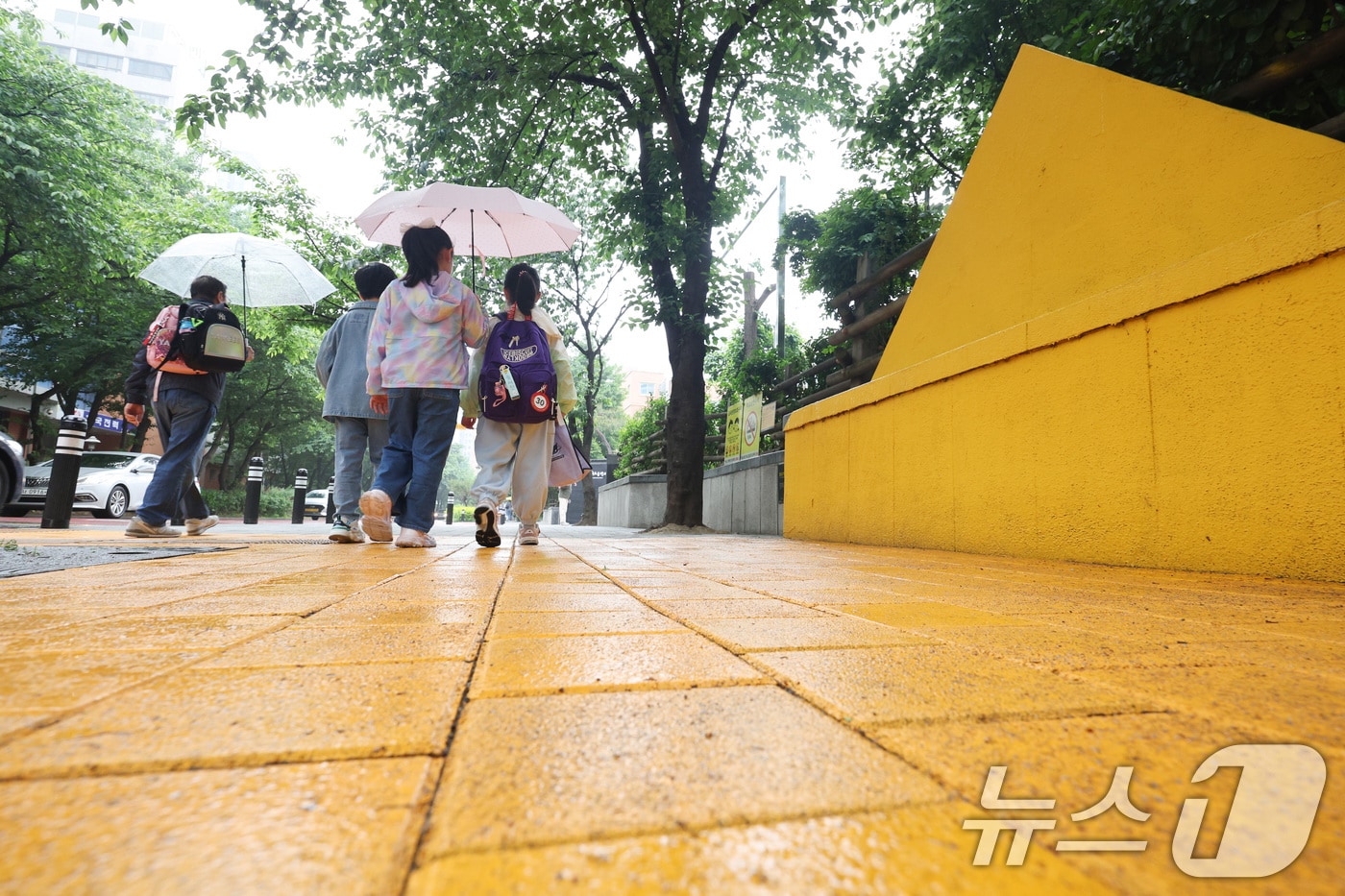 서울의 한 초등학교로 학생들이 등교하고 있다. /뉴스1 ⓒ News1 신웅수 기자