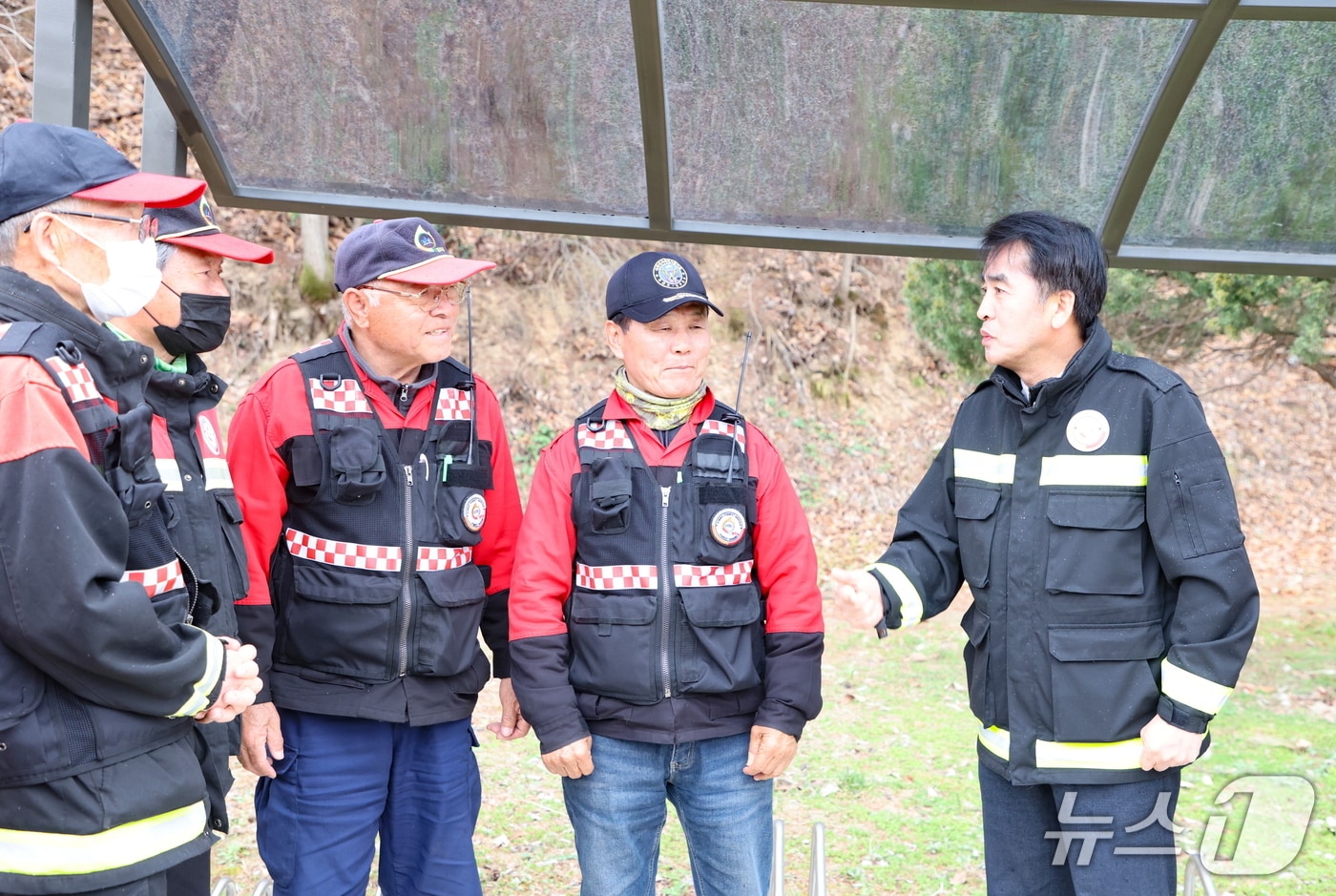 최재형 보은군수가 산불감시원들을 격려하고 있다. (보은군 제공. 재판매 및 DB금지) /뉴스1
