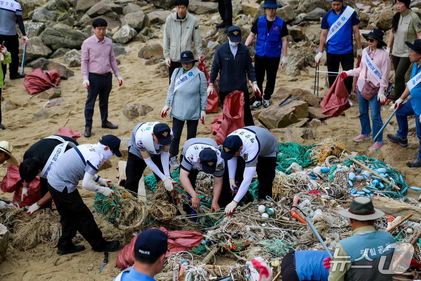 태얀해경이 바다의 날을 맞아 해양쓰레기 수거활동을 벌이고 있다. (태안해경 제공, 재판매 및 DB 금지) / 뉴스1