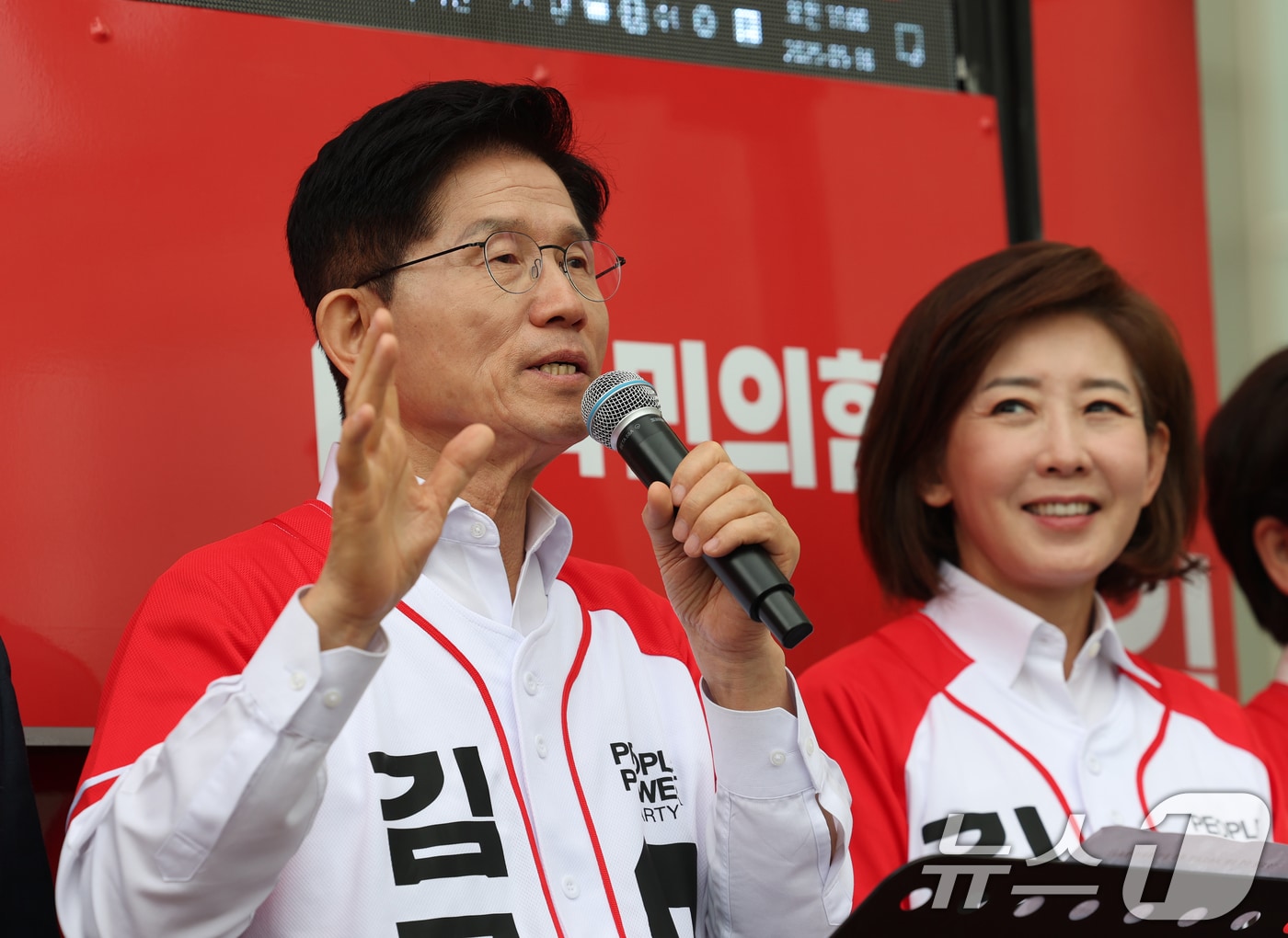 김문수 국민의힘 대통령 후보가 16일 오전 경기 화성시 동탄역에서 열린 유세에서 시민들에게 지지를 호소하고 있다. 2025.5.16/뉴스1 ⓒ News1 김영운 기자