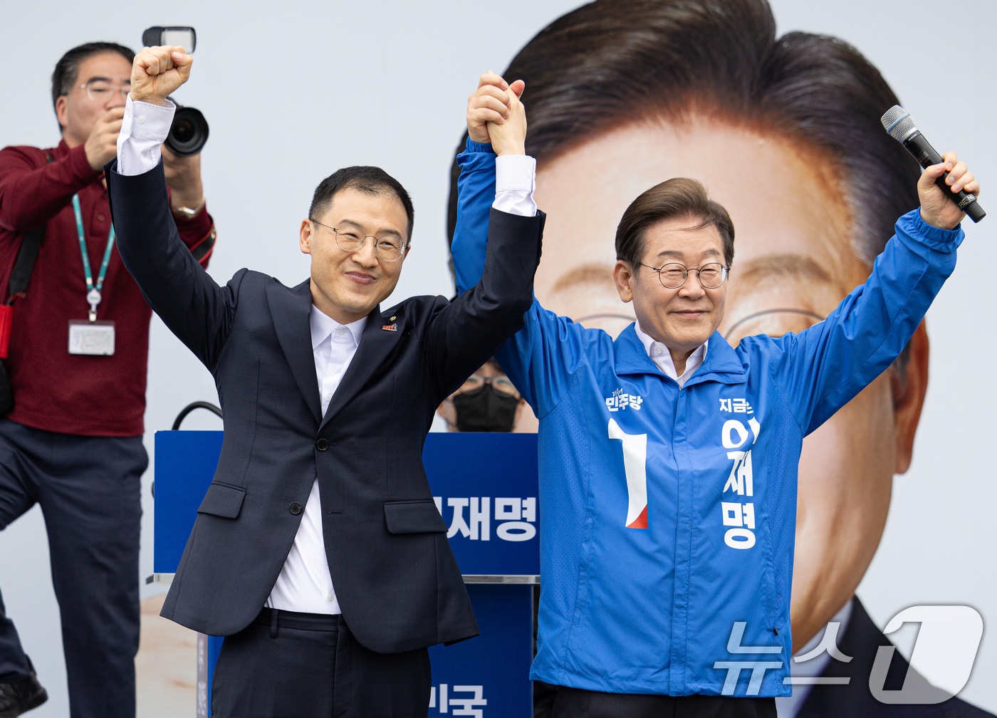 이재명 더불어민주당 대통령 후보가 16일 오전 전북 익산시 익산역 동부광장에서 김상욱 무소속 의원과 손을 맞잡아 올리고 있다. 2025.5.16/뉴스1 ⓒ News1 이재명 기자