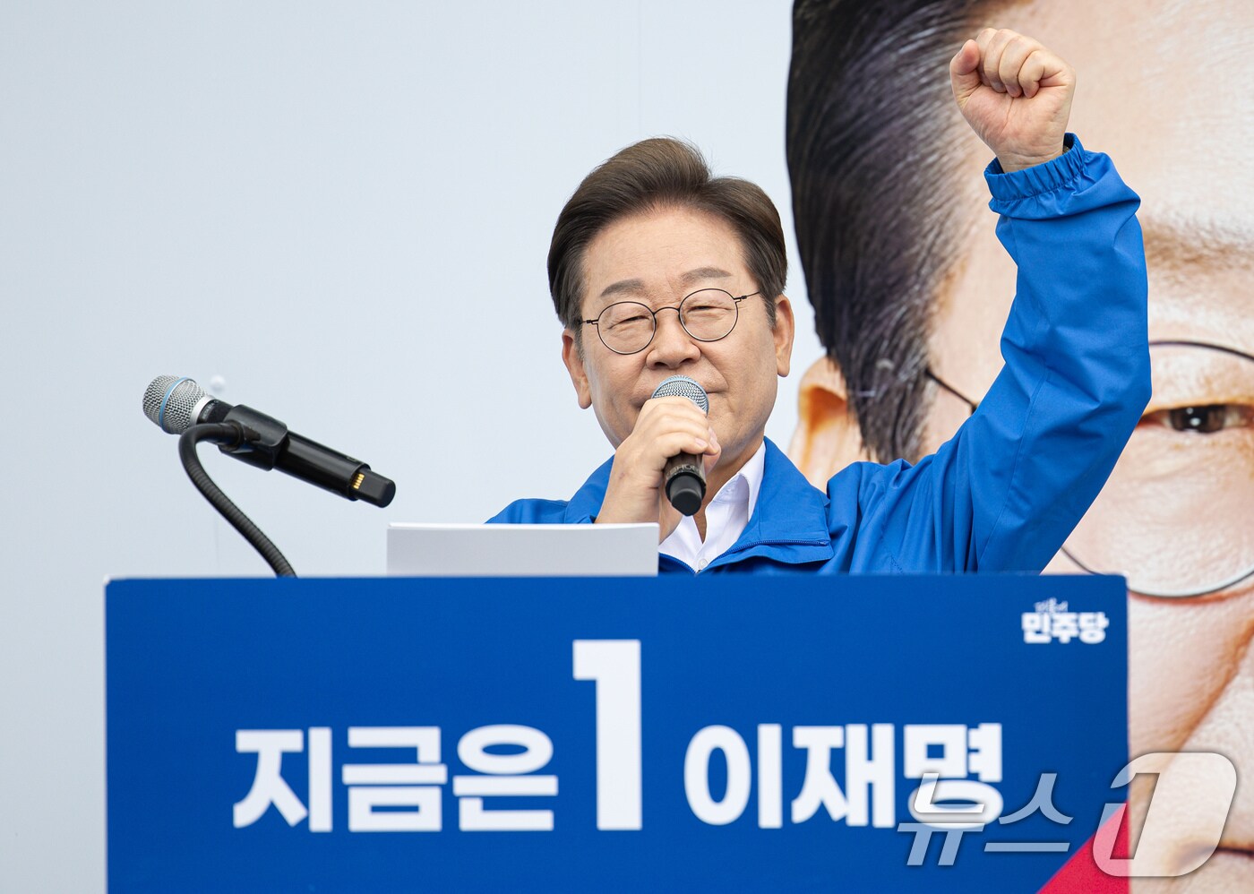 이재명 더불어민주당 대통령 후보가 16일 오전 전북 익산시 익산역 동부광장에서 시민들에게 지지를 호소하고 있다. 2025.5.16/뉴스1 ⓒ News1 이재명 기자
