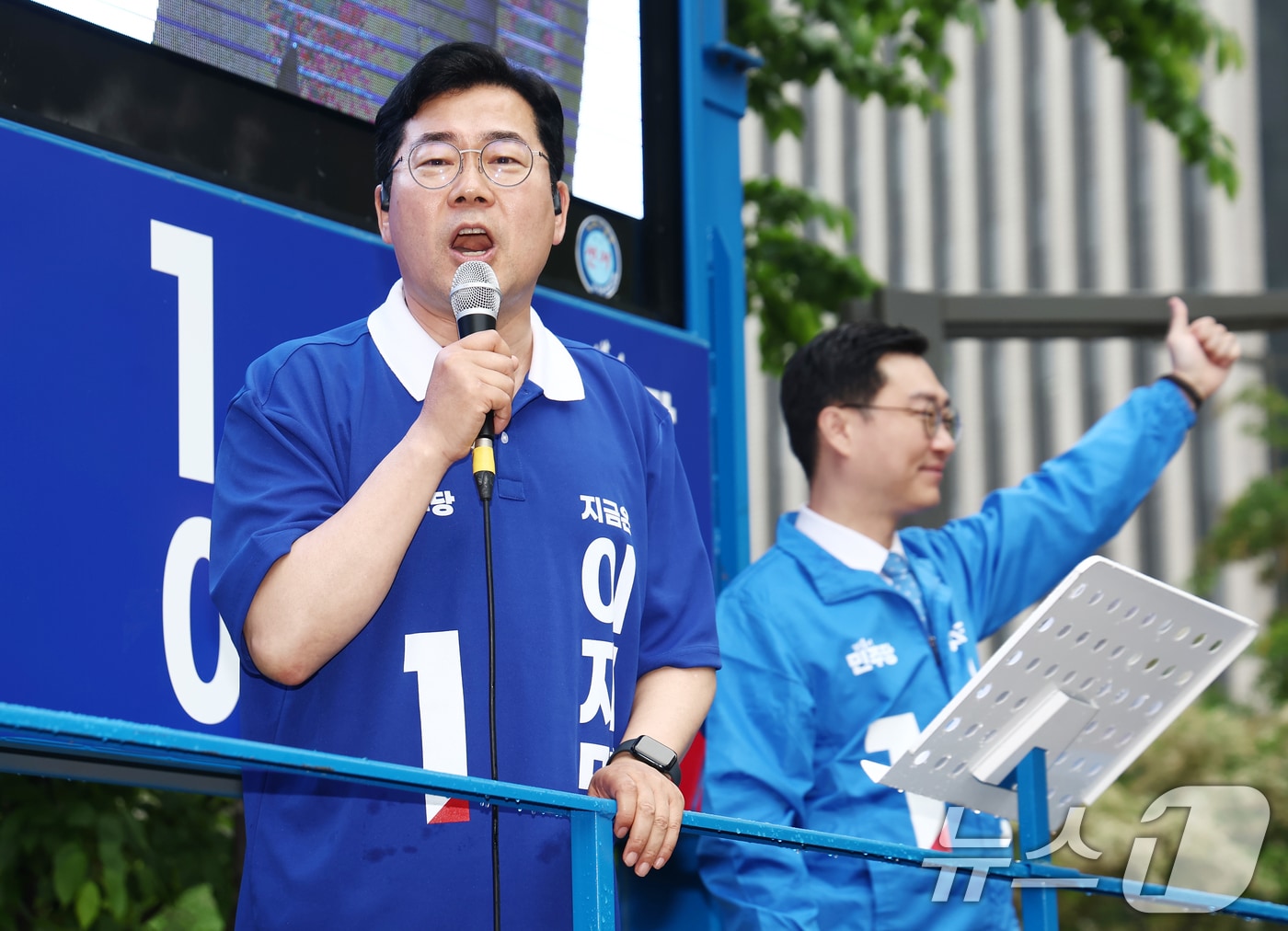 더불어민주당 상임총괄선대위원장을 맡은 박찬대 원내대표가 16일 서울 여의도 우체국 인근에서 이재명 대통령 후보 지원 유세를 하고 있다. (사진은 기사 내용과 무관함) 2025.5.16/뉴스1 ⓒ News1 김민지 기자