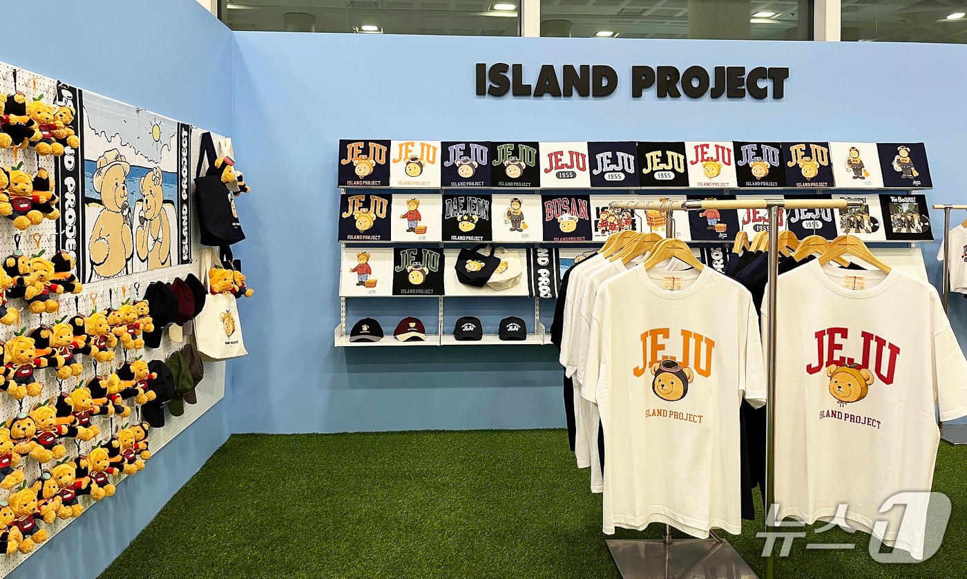 제주국제공항 1층에 있는 '아일랜드 프로젝트' 팝업스토어에 아일랜드 프로젝트의 시그니처 티셔츠와 모자, 가방 등이 진열돼 있다.(한국공항공사 제주공항 제공, 재판매 및 DB 금지)