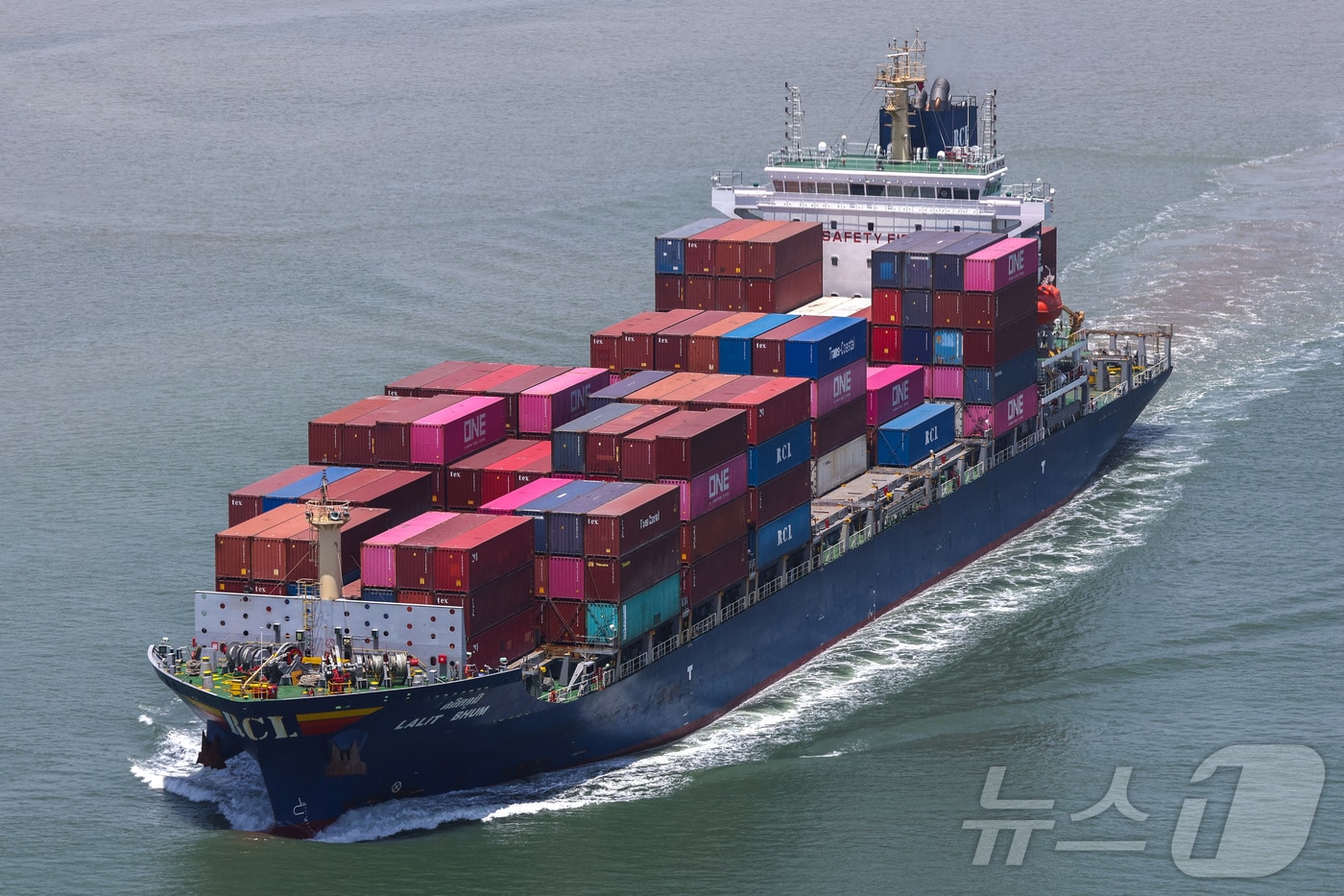 베트남 하이퐁에서 컨테이너 선박이 출항하는 모습. ⓒ 로이터=뉴스1 ⓒ News1 김예슬 기자