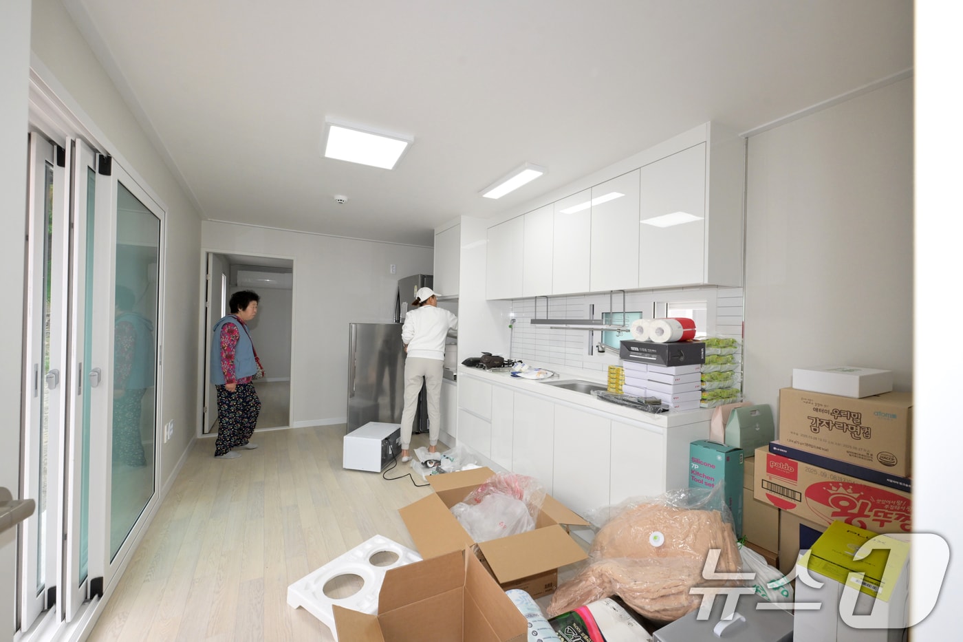 16일 경북 영덕군 영덕읍 화수리 산불피해이재민들이 임시 조립식 주택으로 거처를 옮기고 있다. 영덕군은 화수리를 시작으로 900여 동의 조립식 주택을 순차적으로 공급한다는 계획이다. 2025.5.16/뉴스1 ⓒ News1 최창호 기자