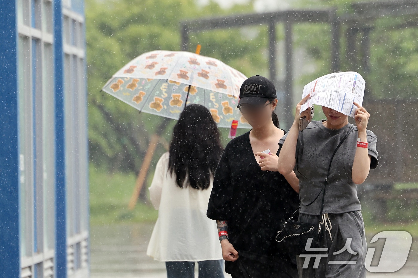 비가 내린 16일 경기도 고양시 일산 킨텍스에서 시민들이 비를 피해 달리고 있다. 2025.5.16/뉴스1 ⓒ News1 이동해 기자