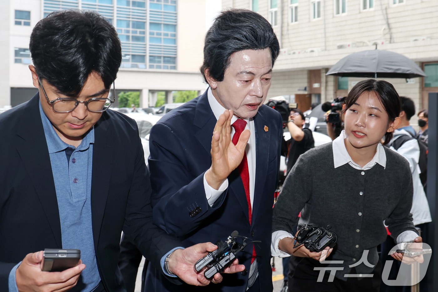 신도 성추행과 사기 등 혐의를 받는 허경영 국가혁명당 명예대표가 16일 오후 경기 의정부시 의정부지방법원에서 열린 영장실질심사에 출석하고 있다. 2025.5.16/뉴스1 ⓒ News1 민경석 기자