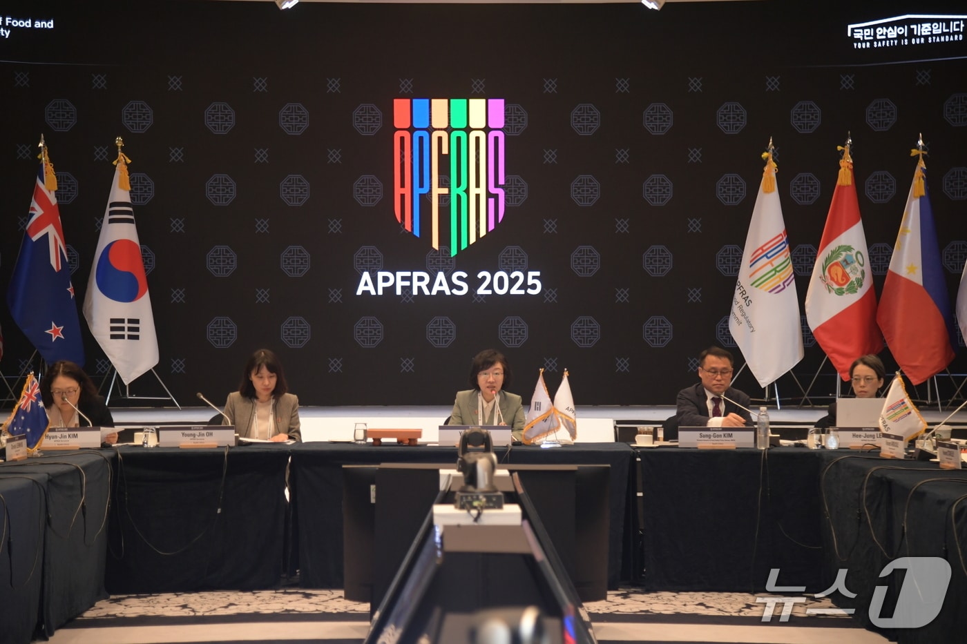 식품의약품안전처는 지난 15~16일 제주에서 열린 제3회 '아프라스 2025' 회의를 통해 참가 회원국 만장일치로 차기 의장국에 재선출됐다고 밝혔다.(식품의약품안전처 제공)