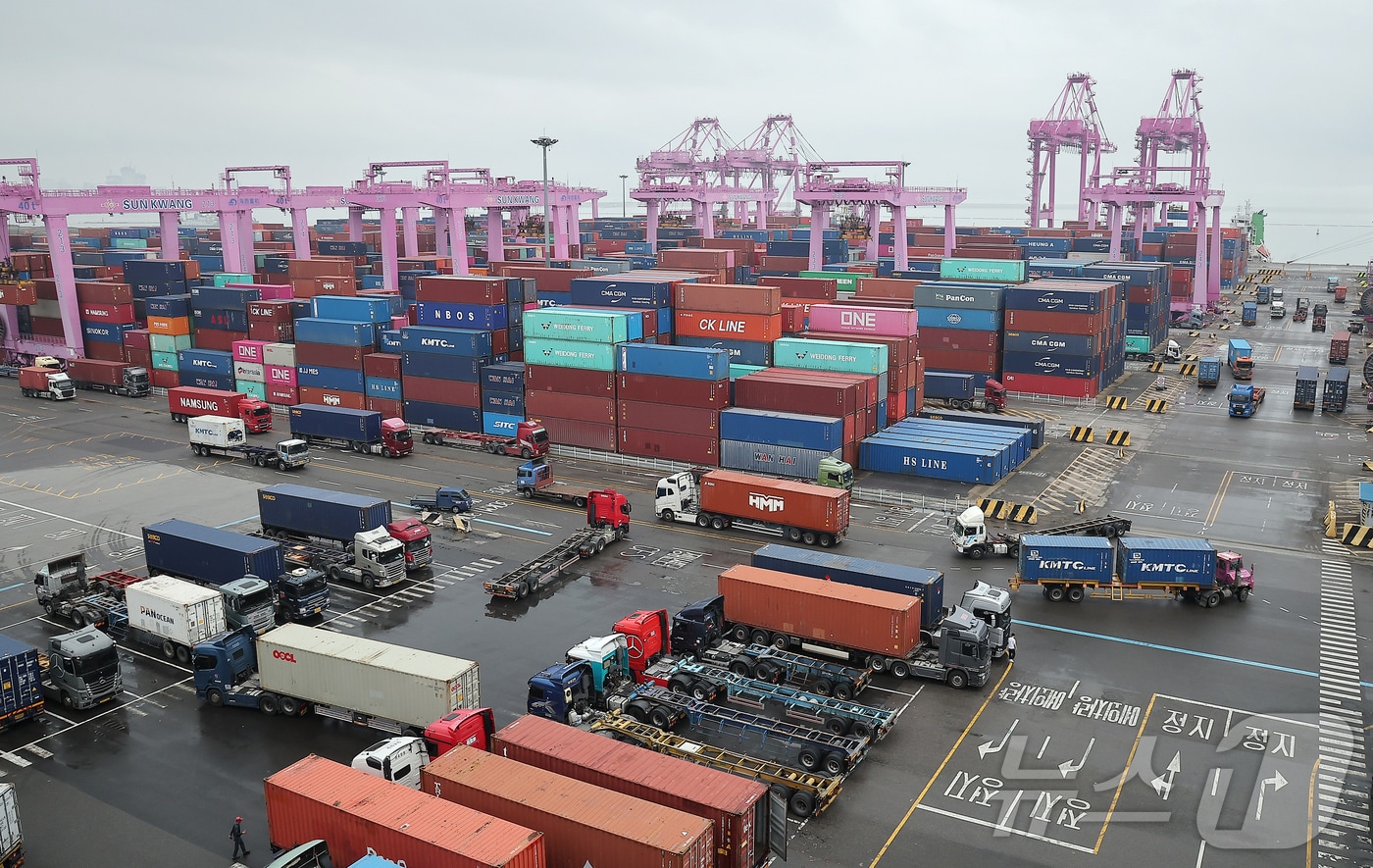 16일 인천시 연수구 인천신항에서 컨테이너 상·하역 작업이 이뤄지고 있다. (자료사진) /뉴스1