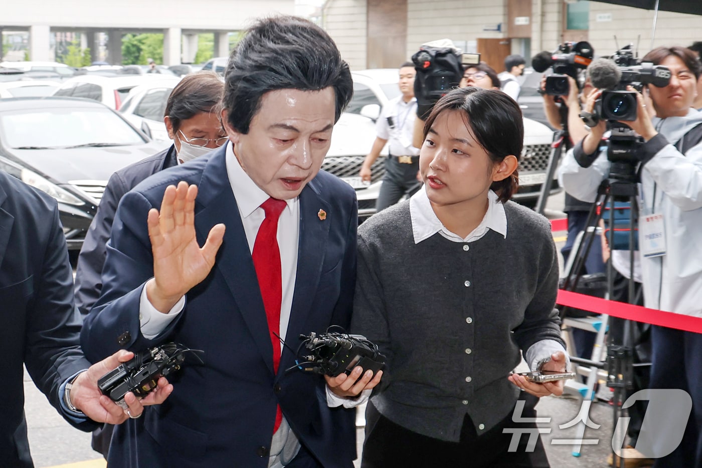 신도 성추행과 사기 등 혐의를 받는 허경영 국가혁명당 명예대표가 지난달 16일 오후 경기 의정부시 의정부지방법원에서 열린 영장실질심사에 출석하고 있다. 2025.5.16/뉴스1 ⓒ News1 민경석 기자