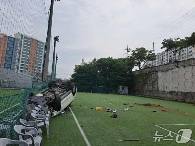지난 15일 오전 10시19분쯤 대구 동구 방촌동의 한 도로를 주행 중이던 차량이 7m 아래에 있는 풋살경기장으로 추락, 운전자 1명이 숨졌다.(대구경찰청 제공.재판매 및 DB 금지)
