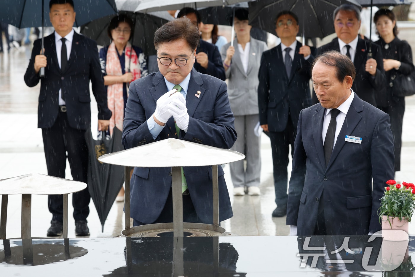 우원식 국회의장이 16일 오후 광주 북구 운정동 국립5·18민주묘지를 찾아 참배하고 있다. 2025.5.16/뉴스1 ⓒ News1 김태성 기자