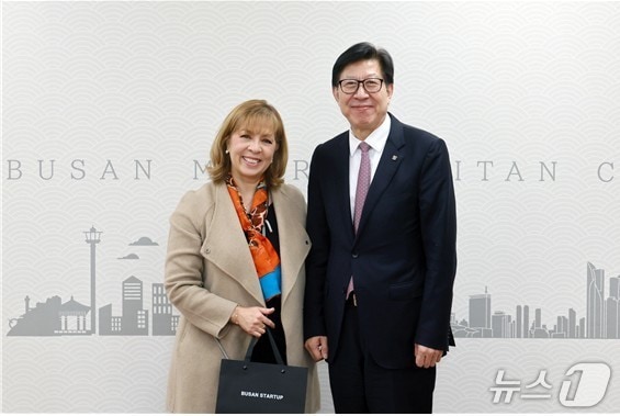 15일 부산시청에서 재키 헤르난데스 플러그앤플레이부사장과 박형준 부산시장이 접견 뒤 기념사진을 찍고 있다.(부산시청 제공. 재판매 및 DB 금지)