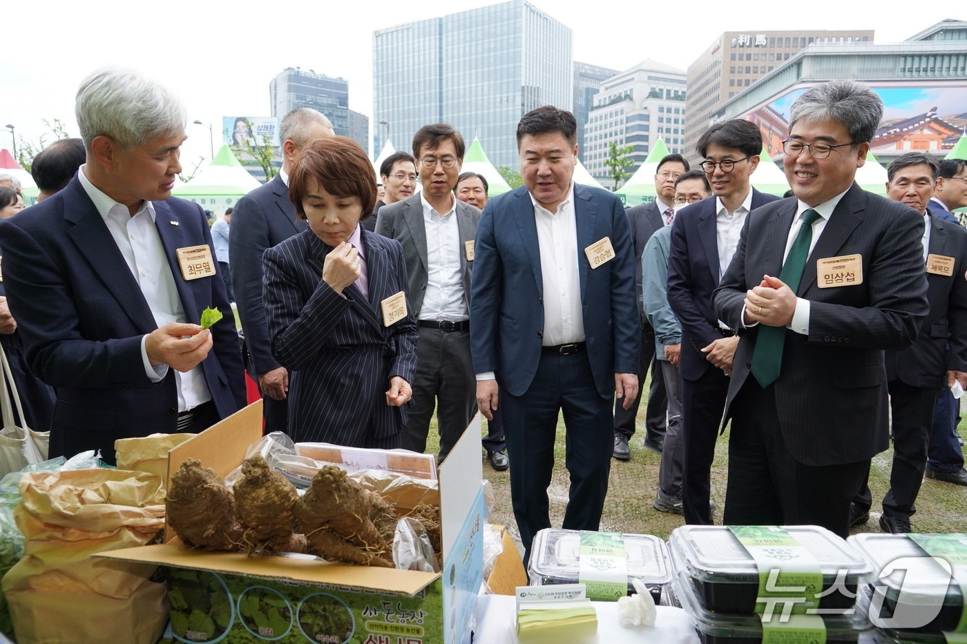 임상섭 산림청장(앞줄 오른쪽)이 16일 서울 광화문광장에서 열린 '2025년 우리임산물 숲푸드 대축제'를 둘러보고 있다.(산림청 제공.재판매 및 DB금지)/뉴스1