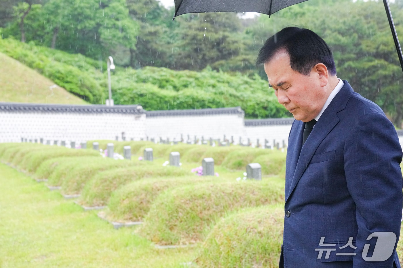 김지철 충남교육감이 광주 국립묘지를 방문해 5·18 민주항쟁 추모탑에 참배하고 있다. (충남교육청 제공, 재판매 및 DB금지) / 뉴스1